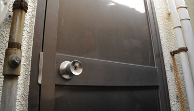 【東京都世田谷区】「MIWA」勝手口のドアの鍵交換の画像イメージ